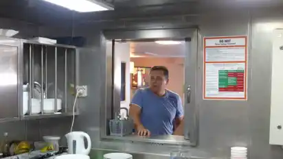 In der Kombüse: Schiffsingenieur Sergiy Yurkin schaut rein und fragt, was es zu essen gibt. Er arbeitet schon seit mehr als zehn Jahren für Harren & Partner.