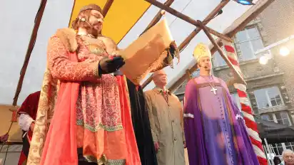 Zur Eröffnung des Freimakrts stellen Schauspieler im Oktober 2010 dar, wie ein Gesandter von Kaiser Konrad II. (links) die Urkunde Erzbischof Bezelin überreicht.