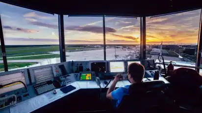 Ein Lotse im Tower am Flughafen Bremen. Seine Aufgabe ist es, dafür zu sorgen, dass die Flugzeuge im Luftraum sicher aneinander vorkommen.