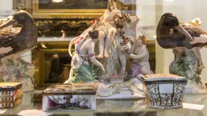 "Europa" steht zum Verkauf – zumindest als Porzellanfigur samt Zeus in Stiergestalt.