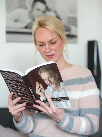 Ehefrau Doris laatz informiert sich über alternative Heilungsmethoden
