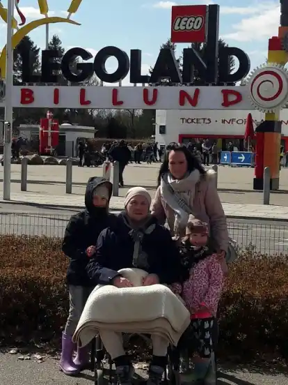 Die Familie vor dem Eingang des ­Legolandes in Dänemark.