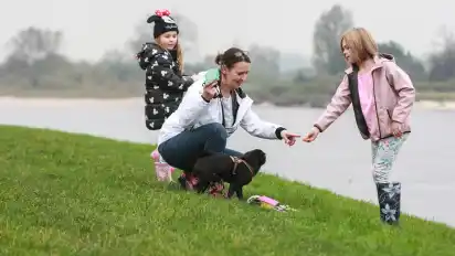 Ausflug ans Weserufer: Familienhelferin Janine Havermann zusammen mit unterstützt die Familie im Umgang mit den drei Kindern. Auf dem Foto ist sie mit ihrem Mops „Berta“ und mit den Kindern der Familie Laatz, Pia und Leonie am Weserdeich in Bremen-Farge unterwegs.