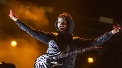 "Das Geheimnis der Band? Jeden Tag eine Dusche nehmen!" - Brad Delson, Gitarrist und einer der Produzenten der Band Linkin Park im Interview.