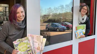 Anja Thiede (links) und Bianca Wunder freuen sich, auch zur Corona-Zeit Bücher verleihen zu können.