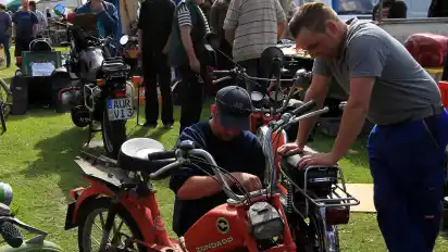 Die vielen Hundert Aussteller in Bockhorn sind zumeist Schrauber und helfen sich gegenseitig.