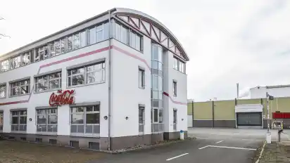 Der Immobilienkonzern Wohninvest erwirbt das ehemalige Coca-Cola-Areal. Hier der Blick von der Hemeliger Bahnhofstraße.