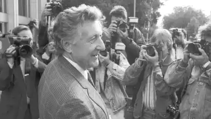 Staranwalt Rolf Bossi im Juli 1989 beim Prozess am Landgericht Essen. Der Jurist verteidigt den Angeklagten Dieter Degowski.