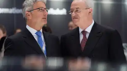 Der damalige Vorstandsvorsitzende der Volkswagen AG, Martin Winterkorn (r), und der damalige Vorstandsvorsitzende der Audi AG, Rupert Stadler. Das Foto ist aus dem Jahr 2014.