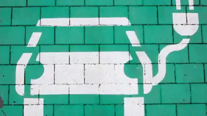 Wer sein Elektroauto an einer Ladesäule mit Strom betanken will, muss sich umstellen. Die Anbieter der Tankkarten sind gerade dabei, das Abrechnungssystem umzustellen. Die Autobesitzer müssen für jede gezapfte Kilowattstunde zahlen, die Zeiten der Pauschale sind vorbei.