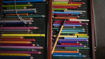 Viele Farben: Miriam Kramer beginnt jede Zeichnung mit Aquarellbuntstiften