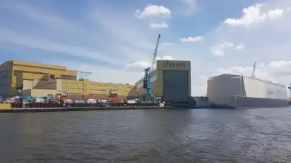 Bei der Lürssen-Werft in Aumund gab es einen Corona-Ausbruch. 105 Beschäftigte sind positiv getestet worden.