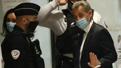 Frankreichs früherer Präsident Nicolas Sarkozy (66) ist zu einer Haftstrafe von drei Jahren verurteilt worden.