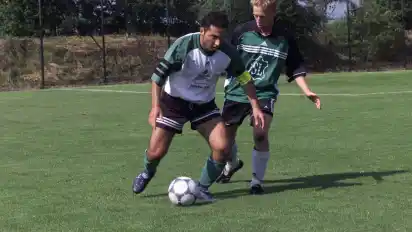 Der Ball war sein Freund: Bülent Kurtulus (links) im Sommer 2001 im Trikot des FC Worpswede.