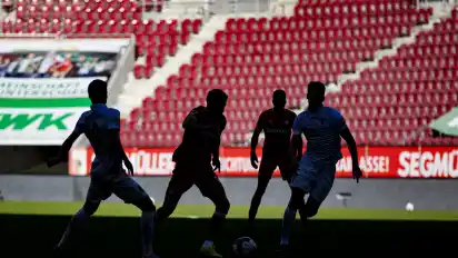 Ein paar Spieler, aber keine Fans im Stadion: Das nimmt dem Bundesligafußball das gewohnte Drama und die Theatralik, meint der Sportsoziologe Professor Gebauer.