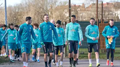 Werder Bremen auf dem Weg zum Training am Freitag.