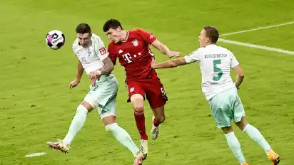 Spielt Marco Friedl bald wieder an der Seite von Münchens Benjamin Pavard? Bremens Abwehrspieler hat mit seinen Leistungen Begehrlichkeiten geweckt.