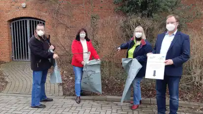 Rolf Libertin, Sabine Sparkuhl und Viola Dahnken sowie Stuhrs Bürgermeister Stephan Korte (von links) beteiligen sich an den Umwelt-Spaziergängen.