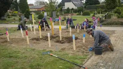 Die einzelnen Holzscheite zeigen auf dem Friedhof an, was dort blühen wird.