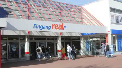 Aus dem Real-Markt hier in Bremen-Habenhausen wird ein Edeka. Das Bundeskartellamt hat die Übernahme erlaubt.