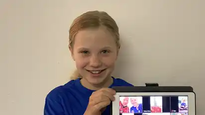 Yara Peymann und die U12 II des JFV Verden/Brunsbrock hatten zunächst per Zoom trainiert. Danach löcherten sie den Bundesliga-Profi Rafael Czichos mit Fragen.