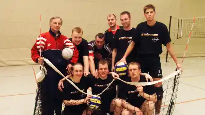 Bis 2009 war Heiko Oetjen (hinten links) als Trainer und Spieler aktiv. Hier eine Aufnahme der zweiten VSK-Mannschaft aus dem Jahr 2003, unter anderem mit Hartmut Knacke (hintere Reihe Dritter von links), der es in Oetjens persönliches Traumteam geschafft hat.