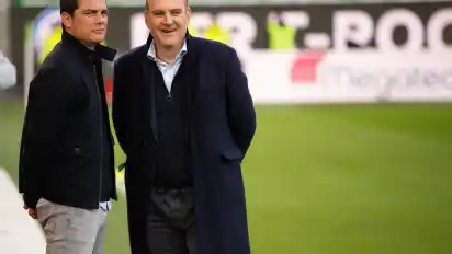 Wolfsburgs Geschäftsführer Jörg Schmadtke (r., hier mit Sportdirektor Marcel Schäfer) ist positiv auf das Corona-Virus getestet worden.