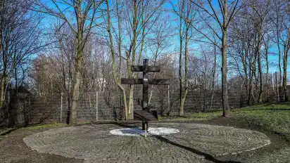 An der Reitbrake erinnert seit 1992 ein russisch-orthodoxes Holzkreuz an die dort verstorbenen und verscharrten Opfer der NS-Gewaltherrschaft.