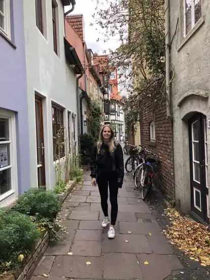 Wenn Marilena Kästingschäfer nicht gerade am Schreibtisch sitzt, um sich mit ihrem berufsbegleitenden Master zu beschäftigen, geht sie gerne spazieren.