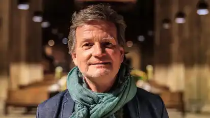 Pastor Stephan Kreutz und die Gemeinde haben an den Kirchenwänden Platz geschaffen.
