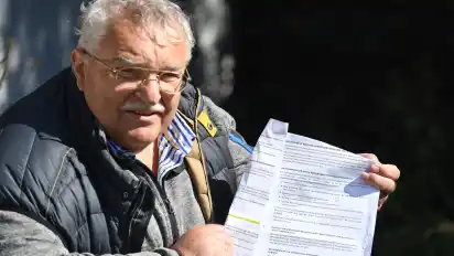 Werner Stietz (69) soll gegen Corona geimpft werden und hält das Schreiben in Händen. Über das kann er nur den Kopf schütteln.