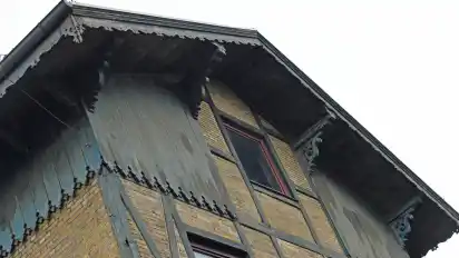 Die obere Wohnung im Altbau des Feuerwehrhauses steht leer, darf aber wegen Brandschutzmängeln nicht von der Jugendfeuerwehr genutzt werden.