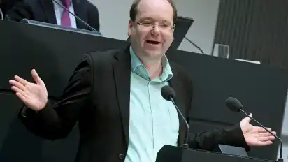 Der ehemalige Landwirtschaftsminister und heutige Abgeordnete der Grünen, Christian Meyer, engagiert sich für einen fairen Umgang mit dem Wolf in Niedersachsen.