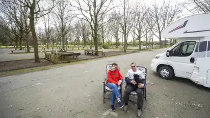 Kein Problem mit dem Abstand halten: Petra und Volker Leue sind wegen Arztterminen in Bremen und übernachten auf dem leeren Wohnmobil-Stellplatz beim Kuhhirten.