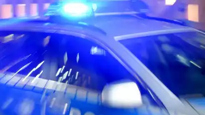 Der 21-Jährige wurde bei dem Sturz ins Gleisbett leicht verletzt.