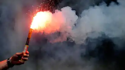 Auch Pyrotechnik wurde am Montagabend eingesetzt (Symbolfoto).