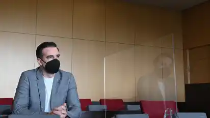 Christoph Metzelder sitzt in einem Saal des Amtsgerichts Düsseldorf auf der Anklagebank.