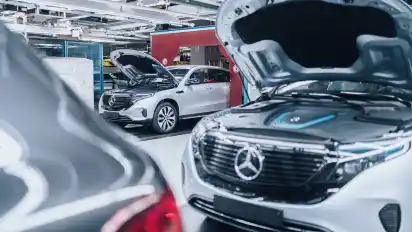 Im Bremer Mercedes-Werk stehen noch bis mindestens zum 11. Mai die Bänder still.