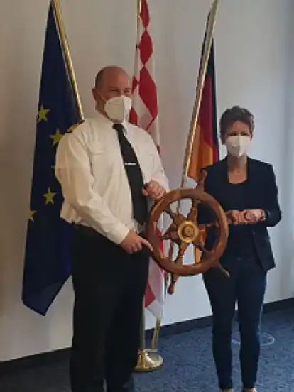 Häfensenatorin Claudia Schilling (SPD) und der neue Hafenkapitän Stephan Berger bei der symbolischen Übergabe des Steuerrads.