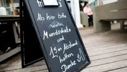 «Mundschutz und 1,5 m Abstand halten» steht auf einem Schild vor einem Lokal auf der Nordseeinsel Norderney. Niedersachsen öffnet den Tourismus zunächst nur für die Einwohner des eigenen Bundeslandes. Foto: Hauke-Christian Dittrich/dpa