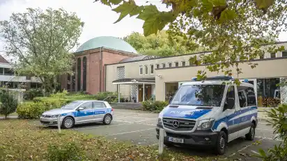 Das Jüdische Gemeindezentrum an der Schwachhauser Heerstraße wird permanent von der Polizei bewacht.