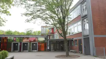 Die Kinder der Grundschule an der Freiligrathstraße müssen nun doch noch länger auf ihre neue Turnhalle warten.