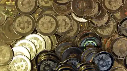 Der Bitcoin schwankt weiter stark - ausgelöst durch Äußerungen von&#xa0;Elon Musk. Foto: Rick Bowmer/AP/dpa