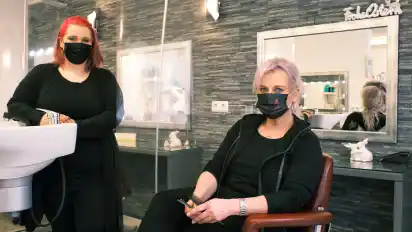 Salonleiterin Jacquline Fröhlich-Lohse (links) und Geschäftsführerin Heike Lohse öffnen ihren Salon auch am Montag für ihre Kunden.