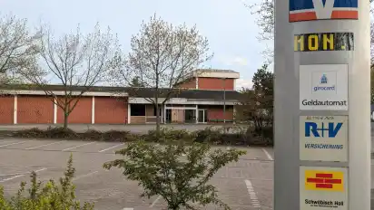 In ihrer eigenen Nachbarschaft - auf dem Grundstück des ehemaligen Extra-Marktes- will sich die Volksbank in Beverstedt als Investor betätigen und unter anderem Wohnungen bauen.