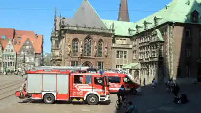 Am Montagvormittag rückten Polizei und Feuerwehr zum Bremer Rathaus aus.