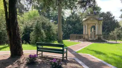 Der Platz um den Gedächtnistempel in Wätjens Park ist frisch saniert.