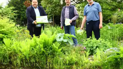 Weyhes Bürgermeister Frank Seidel (v. l.) mit der jüngst eingetroffenen Blühmischung, Weyhes Umweltbeauftragter Ulf Panten und der neue Naturgartenbeauftragte Heiko Janßen setzen sich für nachhaltige Grünflächen ein.