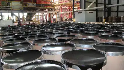 Alle fünf bis sechs Wochen kommen 20 mit jeweils 100 Fässern gefüllte 40-Fuß-Container zur Weiterverarbeitung in den Kohlehafen zur Bremer Carl Ungewitter Trinidad Lake Asphalt GmbH &amp; Co. KG, die Generalimporteur für den Naturasphalt aus Trinidad ist.