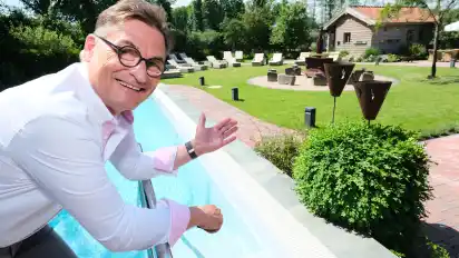 Saunachef Henry Peukert freut sich aufs Comeback des Saunahuuses und preist den Erholungswert im Saunagarten.